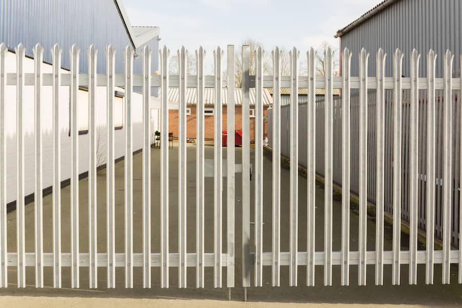Palisade fencing gate